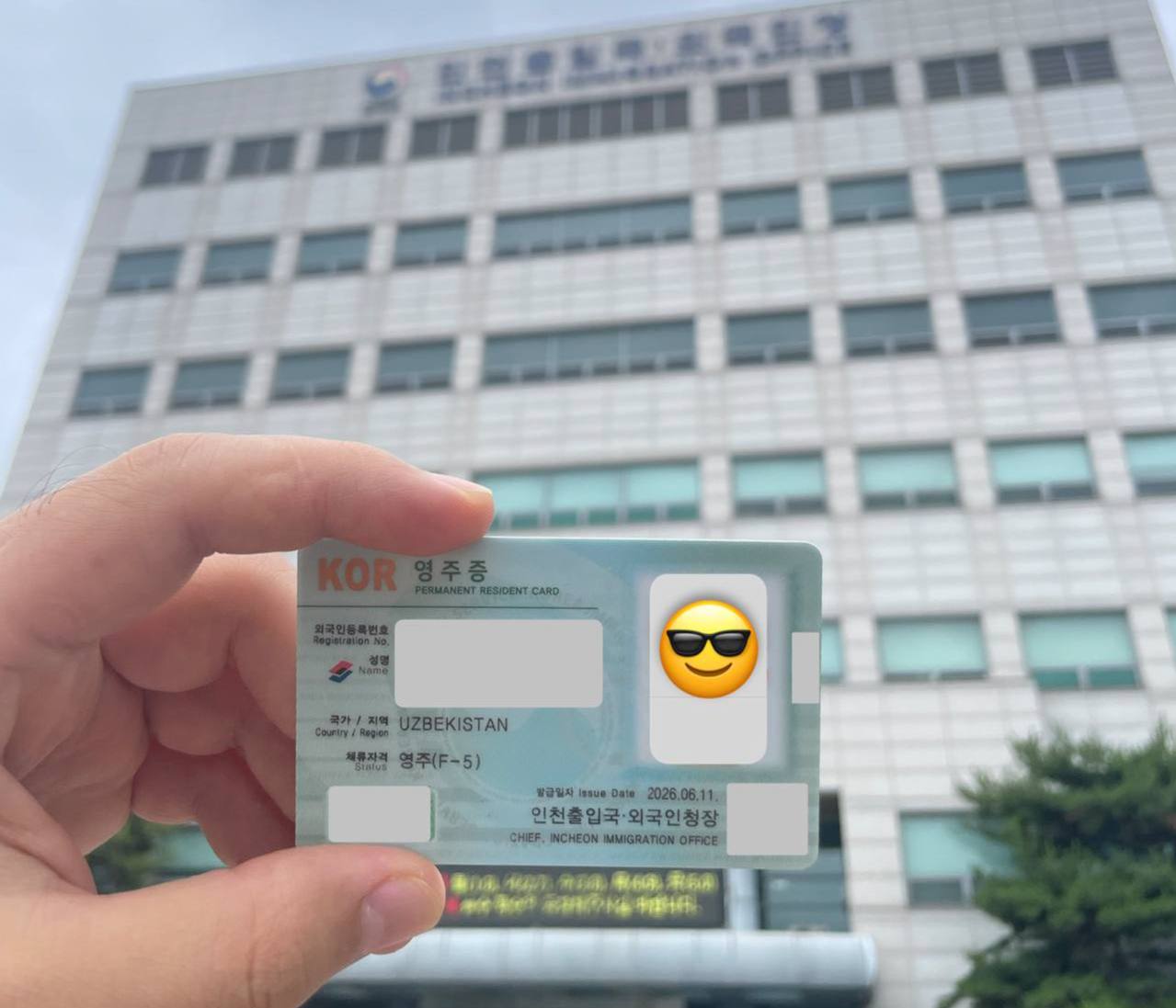 Inchxon immigratsiya idorasi oldida qo‘lda ushlab turilgan F-5 (영주증) karta